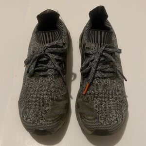 Adidas Running Sneaker
Size 11 1/2
Used - Fair Condition